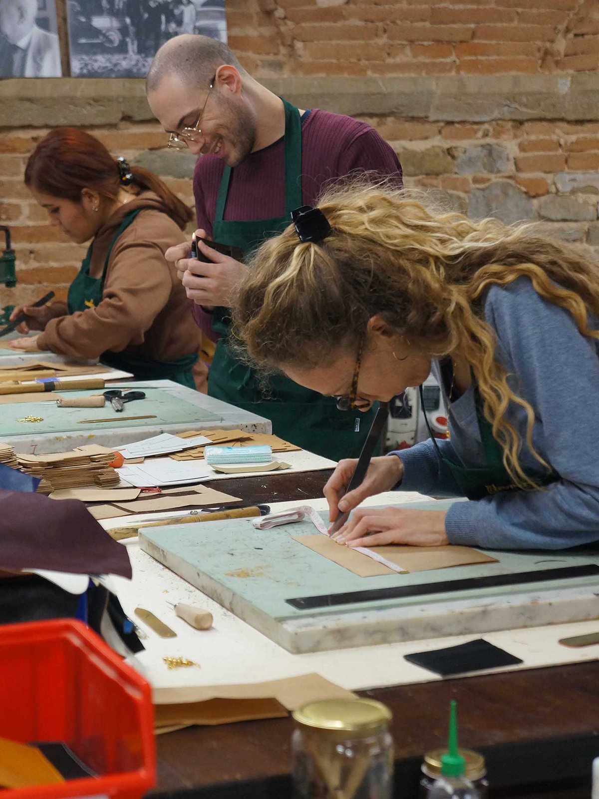 École du cuir, à Florence, quatre jeunes diplômés en tant qu'artisans